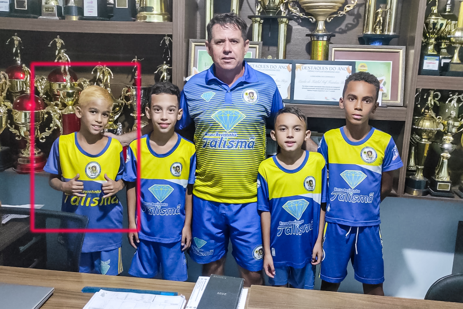 Gael em destaque. 1º da esquerda pra direita.