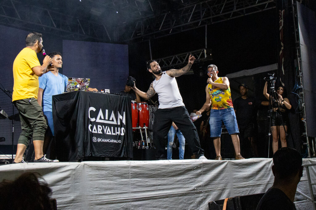 DJ Caian Carvalho arremessa sua camiseta para o publico.