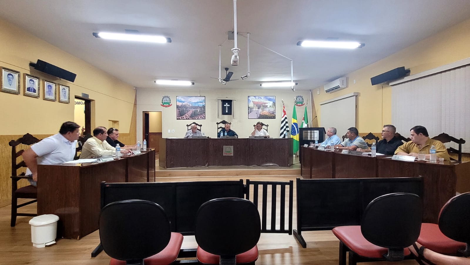 Todos os nove vereadores estiveram presentes.